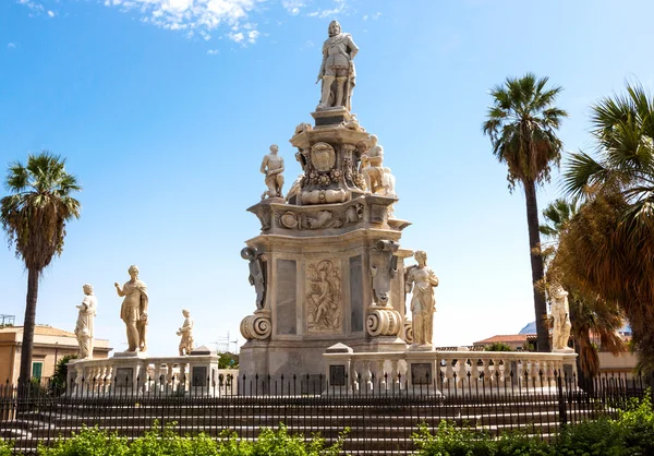 Tuinen tegenover het Palazzo dei Normanni in Palermo op Italië — Stockfoto