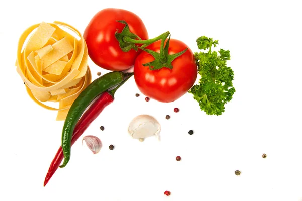Cornice cibo. Ingredienti per pasta. Pomodori ciliegini, pasta agli spaghetti , — Foto Stock