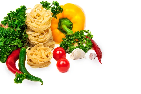 Mat ram. Pasta ingredienser. Körsbärstomater, spaghetti pasta, — Stockfoto