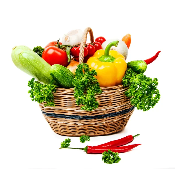 Légumes frais dans le panier isolé sur blanc — Photo