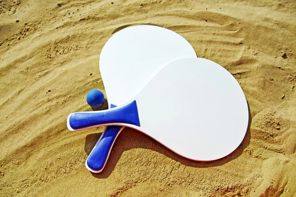 Beach tennis elementen op het strand. — Stockfoto