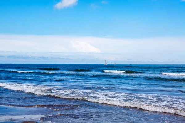 Vacker himmel och blå havet — Stockfoto