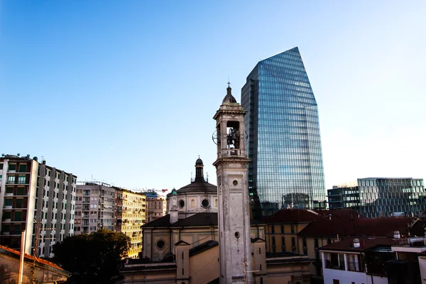 Nowy wieżowiec na porta nuova w Mediolanie — Zdjęcie stockowe