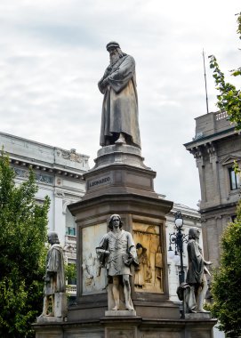 Leonardo da Vinci'nin heykele piazza della scala, milan, İtalya
