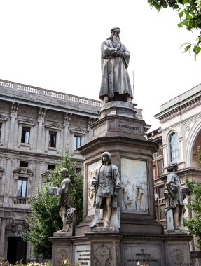 Leonardo da Vinci'nin heykele piazza della scala, milan, İtalya