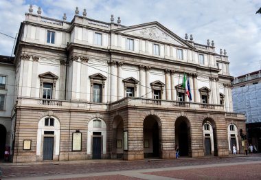 Via la scala ve la scala Tiyatrosu, Milan. 