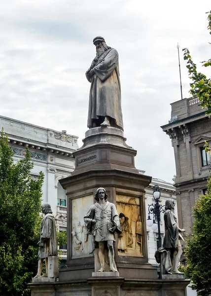Leonardo da Vinci'nin heykele piazza della scala, milan, İtalya — Stok fotoğraf