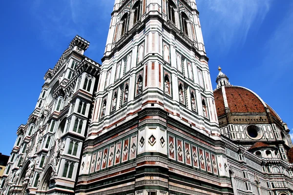 Vista da catedral SANTA MARIA DEL FIORE em Florença — Fotografia de Stock