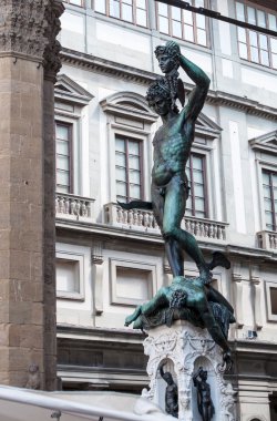 perseus heykelini kafa içinde el ile. Florence. İtalya. 