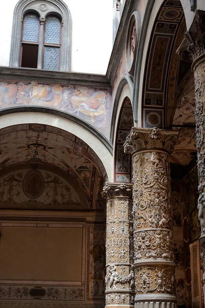 Rika interiören i Palazzo Vecchio (gamla palatset) en massiv Romanesq — Stockfoto