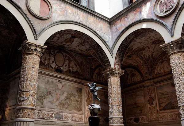 Reicher Innenraum des Palazzo Vecchio (alter Palast) ein massiver romanesq — Stockfoto