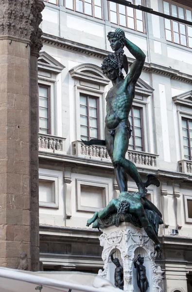 Standbeeld van perseus met hoofd in de hand. Florence. Italië. — Stockfoto