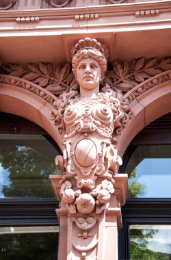 Caryatids sütunlar