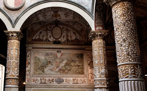 Riche intérieur du Palazzo Vecchio (Vieux Palais) a Massive Romanesq — Photo