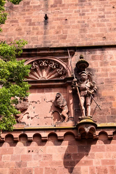 仿古雕塑的骑士和海德堡墙壁片段 — 图库照片