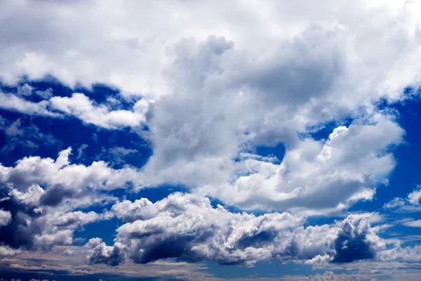 Fuerte sol y cielos — Foto de Stock