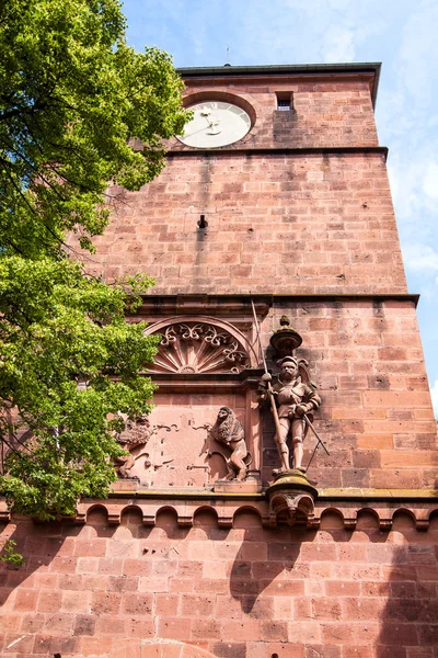 Античная скульптура рыцаря и фрагмент стены Гейдельберга — стоковое фото