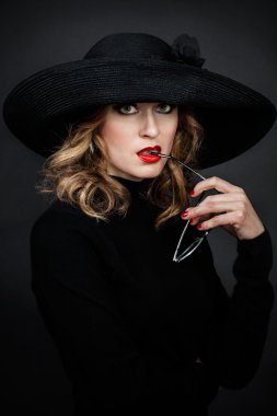 Zarif şapkalı kadın.