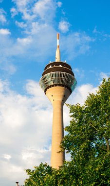 Televizyon Kulesi ve heykel Dusseldorf Almanya. 