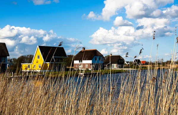 Huis in het meer — Stockfoto