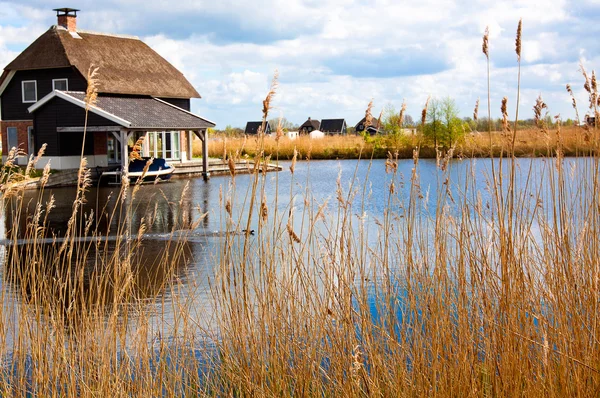 Casa no lago — Fotografia de Stock