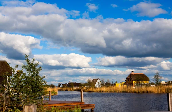 Huis in het meer — Stockfoto