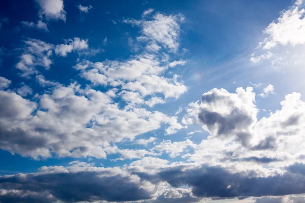 Sol i klarblå himmel. — Stockfoto