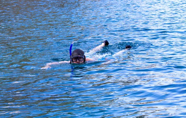 Nadando homem em água do oceano limpo — Fotografia de Stock