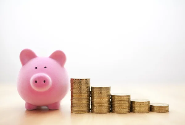 Roze piggy bank en munten — Stockfoto