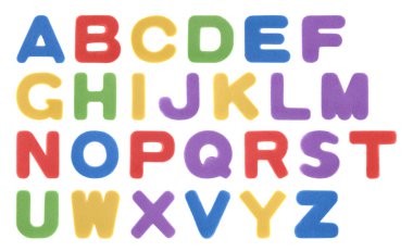 Beyaz izole renkli köpük alfabesi 