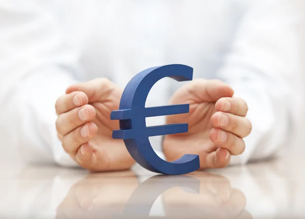 Segno euro protetto da mani — Foto Stock