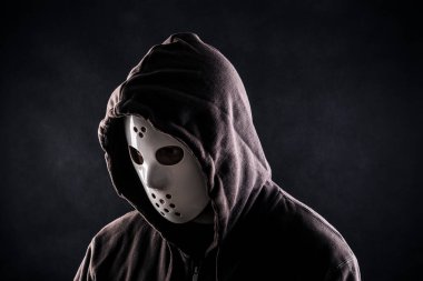 Kapüşonlu manyak ya da maskeli suçlu