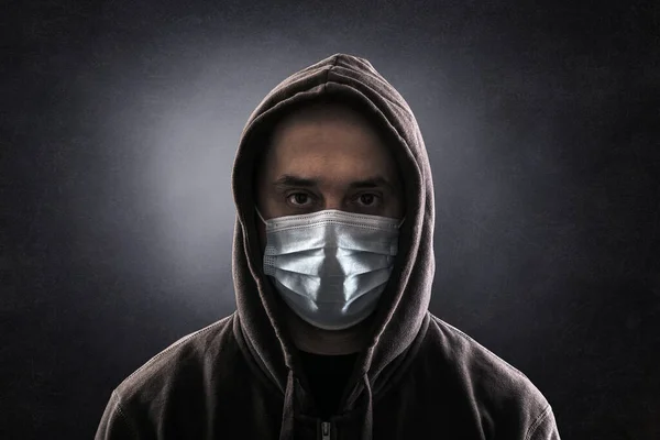 Homem Encapuzado Usando Máscara Facial Proteção Contra Coronavírus Escuro — Fotografia de Stock
