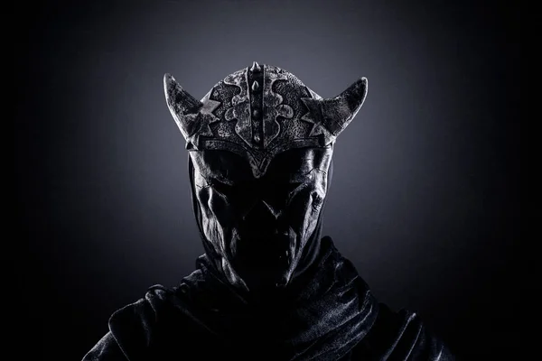 Демон Рогатым Шлемом Темноте — стоковое фото