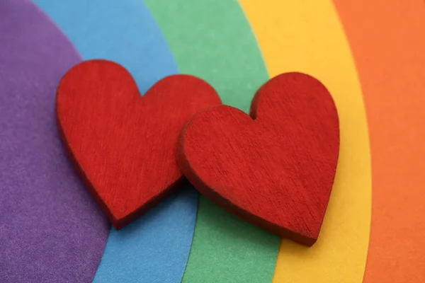 Twee Harten Een Kleurrijke Regenboog Achtergrond — Stockfoto