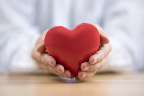 Rött Hjärta Händerna Sjukförsäkring Eller Kärlek Koncept — Stockfoto