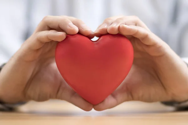 Kırmızı Kalp Ellerinde Sağlık Sigortası Veya Aşk Konsepti — Stok fotoğraf