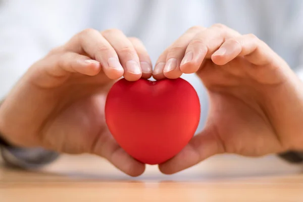 Coração Vermelho Nas Mãos Seguro Saúde Conceito Amor — Fotografia de Stock