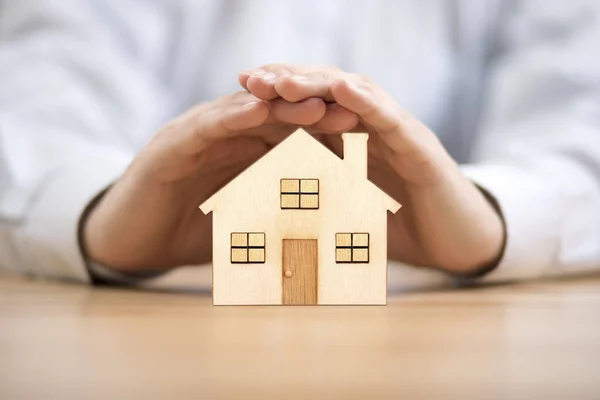 Casa Giocattolo Legno Protetta Mani Concetto Assicurazione Domestica — Foto Stock