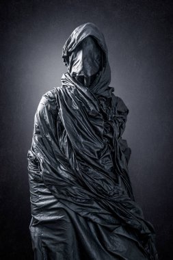 Karanlıktaki hayalet figürü.