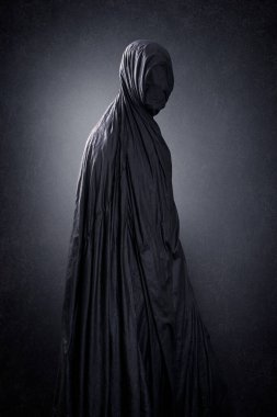 Karanlıktaki hayalet figürü.