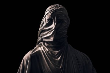 Siyah arka planda izole edilmiş korkunç bir hayaletin portresi.