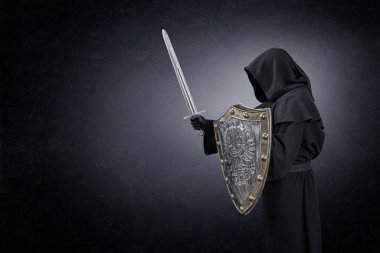 Karanlıkta ortaçağ kılıcı ve kalkanı olan hayalet figürü.