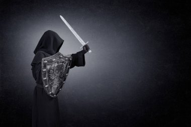 Karanlıkta ortaçağ kılıcı ve kalkanı olan hayalet figürü.