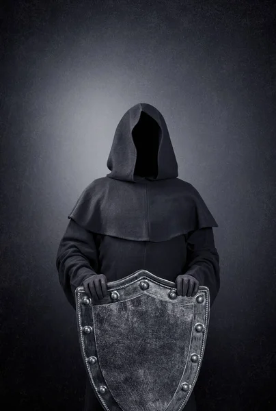 Figura Fantasmagórica Com Escudo Medieval Escuro — Fotografia de Stock