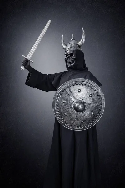 Guerreiro Esqueleto Com Capacete Com Chifres Espada Escudo Redondo Escuro — Fotografia de Stock