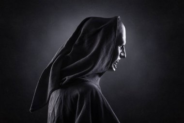 Karanlıktaki kızgın hayalet.