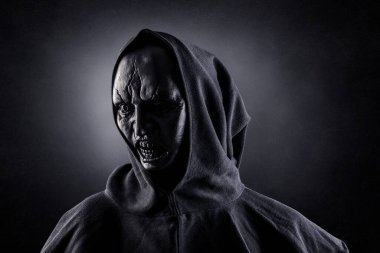 Karanlıktaki kızgın hayalet.