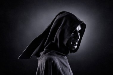 Gecenin karanlığındaki hayalet figürü.