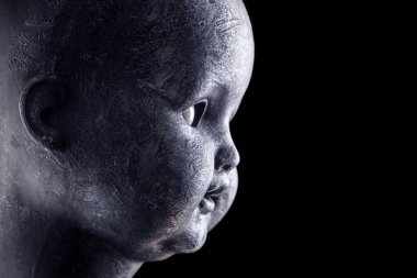 Karanlıktaki ürkütücü bebek